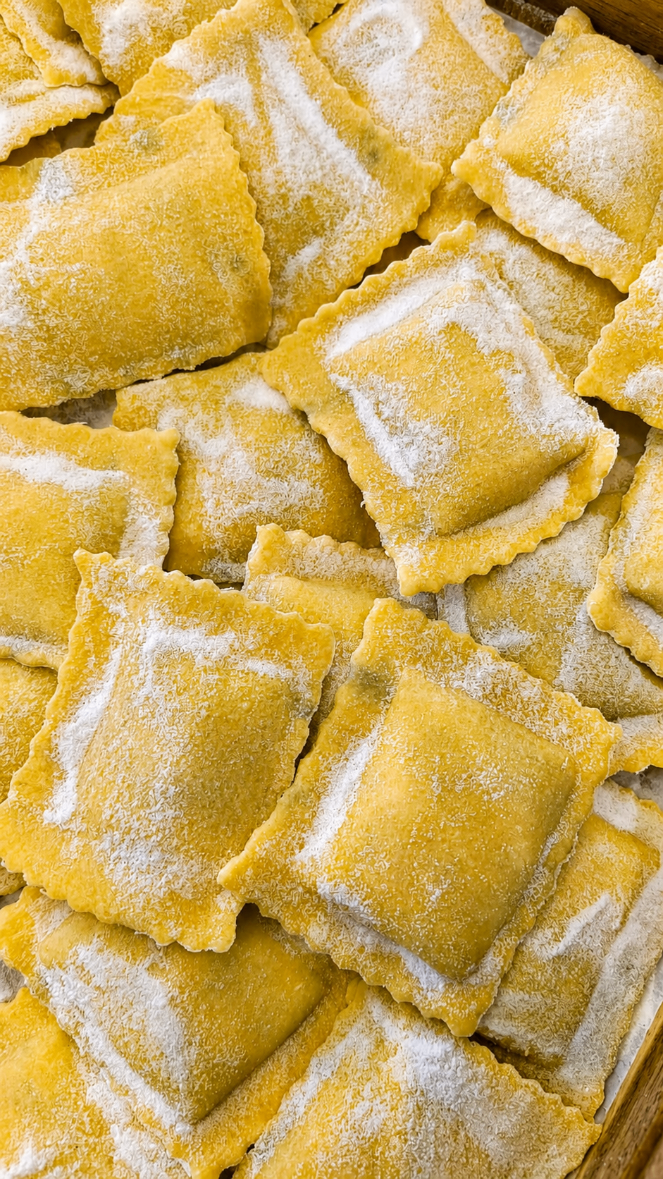 Ravioli freschi fatti a mano nel pastificio I Rebbi, ripieni e pronti per essere cucinati